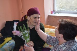 „Alege să fii mângâiere!” pentru unul dintre cei peste 70 de bunici de la Căminul Solca