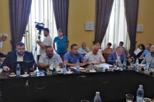 Director din Botoşani, acuzat că foloseşte maşina instituţiei pentru evenimente politice