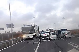 FOTO Accident grav! A fost implicat un autocar al unei firme de transport din Botoşani