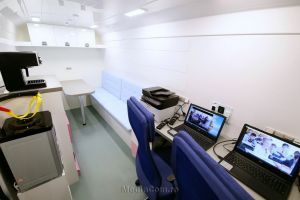 Nu mergi la şcoală? Vine şcoala la tine! Prima şcoală mobilă din România, înfiinţată într-un oraş din Transilvania (FOTO)