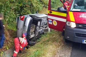 Maşină răsturnată pe Dealul Dumitrei (FOTO)