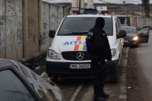 Hoţi de articole de bricolaj „umflaţi” de mascaţi