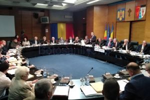 Un consilier le cere drumarilor să pună coşuri de gunoi în parcările care traversează drumurile judeţene. „Am constatat că noi avem mari probleme de educaţie şi de respect faţă de mediul înconjurător”