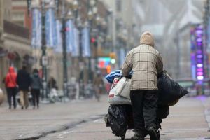 Ai haine groase pe care nu le mai foloseşti? Donează-le adăpostului de noapte