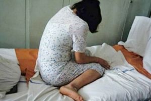 O minoră (13 ani) şi-a pus prietenii să violeze altă fată (16 ani). Motivul: i-a furat iubitul