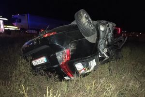 Bărbat mort după ce s-a izbit cu maşina de un TIR