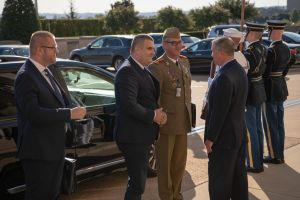 FOTO. Întâlnire la Pentagon între ministrul Gabriel Leş şi subsecretarul apărării al SUA