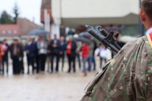 GALERIE FOTO CU 110 FOTOGRAFII. Flori şi cântece patriotice pentru cei căzuţi în luptă acum 75 de ani la Oarba de Mureş şi la Târgu Mureş
