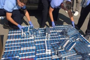Percheziţii la Adjud la persoane bănuite de contrabandă de ţigări