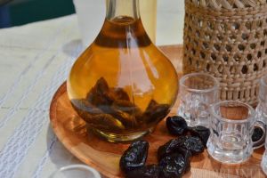 Hoţ cu ghinion: Un spărgător de locuinţe din Bihor a furat un bidon cu pălincă pe care, încercând să dispară, l-a scăpat şi l-a spart