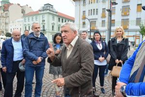 Primul candidat la prezidenţiale ajuns la Oradea, în drum de la Viena: Mircea Diaconu şi-a vrăjit admiratorii destăinuindu-se că este... „un bleg” (FOTO)