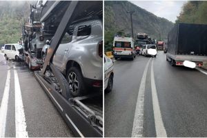 FOTO Trafic greu pe Valea Oltului – O dubă a intrat într-o platformă
