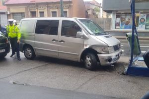 Pieton la spital după ce a fost lovit de un autoturism într-o staţie STPT, la Timişoara
