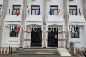 Drapelul Romaniei, proiectat pe fatada Primariei Constanta