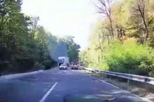 VIDEO. Manevra de INFARCT a unui şofer: Cum a trecut milimetric printre un TIR şi un SUV, în curba unui drum îngust de munte, la marginea prăpastiei