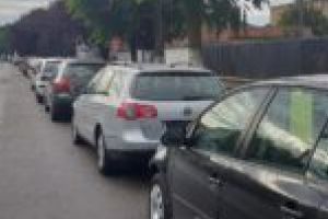 Opreşte dacă poţi! Parcările din Lugoj, blocate de samsarii de maşini