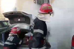 INCENDIU la un autoturism, în Alba Iulia, lângă IPEC. Intervin pompierii