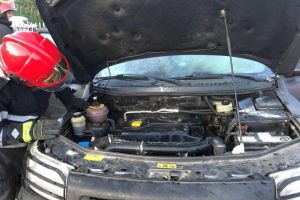 FOTO. INCENDIU la un autoturism, în Alba Iulia, lângă IPEC. Intervin pompierii