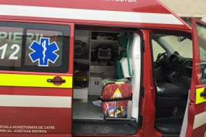 Un microbuz cu 12 persoane s-a răsturnat pe DN 15 A la ieşirea din Teaca