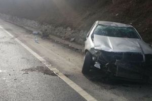 Maşină ieşită în decor pe Hula Bradului din cauza vitezei