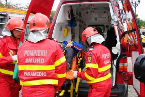 Accident rutier în judeţ. Maşină intrată într-un cap de pod