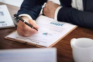 Șefii Electrica vor indemnizaţii mai mari: Poliţe de asigurare de 10 milioane euro fiecare, şedinţe plătite cu câte 1.200 de euro în număr nelimitat şi 44.000 de euro dacă pleacă din companie