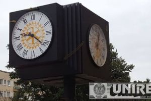 FOTO ȘTIREA TA. Orologiul care arată două ore: Ceasul unicat dedicat oraşului Alba Iulia de către Rotary Club arată ore diferite
