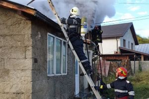 Acoperiş cuprins de flăcări în Lucieni