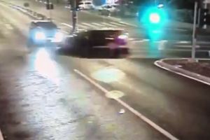 VIDEO: Un şofer trece pe roşu şi izbeşte altă maşină, la Timişoara