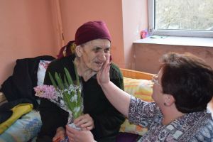 „Alege să fii mângâiere!” pentru unul dintre cei peste 70 de bunici de la Căminul Solca