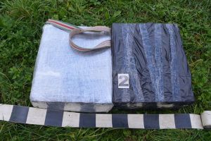 Focuri de armă la frontieră pentru interceptarea unui transport de ţigări de aproape 150. ...