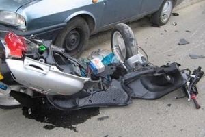ACCIDENT rutier în Vinţu de Jos: Un şofer nu s-a asigurat a efectuarea unei manevre de întoarcere şi a intrat în coliziune cu un moped