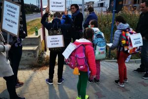 FOTO Protest inedit al locuitorilor din Arhitecţilor – copii cu măşti pe faţă şi mesaje pe ghiozdane
