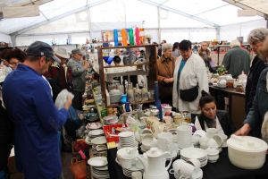 Târgul de Purici, luat cu asalt din prima zi. Ce găsiţi în cortul din centru (FOTO)