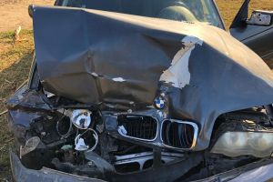 A fugit de la locul accidentului, după ce s-a urcat la volan fără permis şi a lovit un microbuz