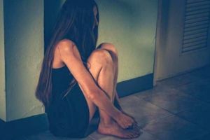 Un bărbat şi o femeie, proxeneţi, judecaţi la Alba Iulia după ce au obligat o tânără minoră să practice prostituţia şi au obţinut bani în urma acestei infracţiuni
