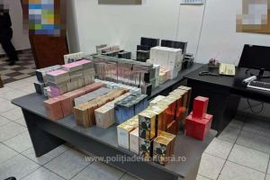 FOTO. Sute de parfumuri, în valoare de peste 100.000 de lei, confiscate în Vama Petea