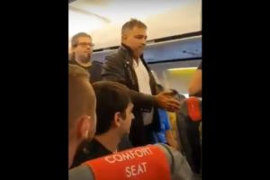VIDEO Cursa Stuttgart-Sibiu a întârziat peste o oră din cauza unui român care a bătut o stewardesă