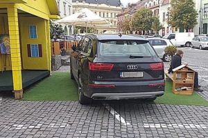 FOTO Când nesimţirea nu ţine de gen – Cum a parcat o şoferiţă în Piaţa Mică la Sibiu