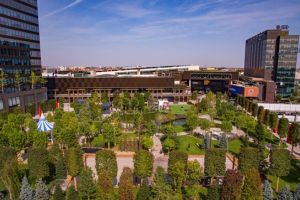 La cel mai mare mall din oraş puteţi urmări o prezentare de modă atipică, la final de săptămână