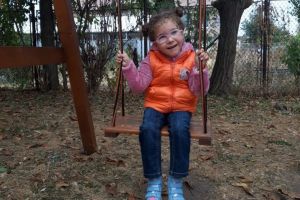 FOTO Alexandra suferă de tetrapareză spastică – Sibienii o pot ajuta să se facă bine