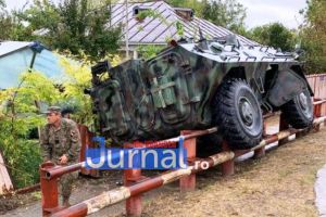 Blindat al unei unităţi militare din Focşani, accident în judeţul Galaţi. TAB-ul s-a urcat pe gardul unei case