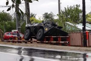 Un TAB a încălecat parapetul metalic al unui drum