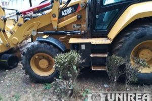 FOTO ȘTIREA TA. Distrugerea spaţiilor verzi sau nepăsarea autorităţilor. Cum sunt parcate utilajele ce lucrează pe strada Vasile Goldiş