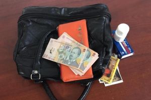 Femeie căutată pe Facebook! A restituit o geantă pierdută plină cu bani, acte şi carduri