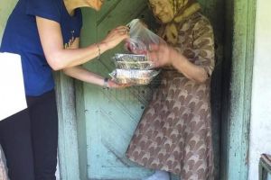 Asociaţia ,,Licuricii fericiţi” continuă campaniile de ajutorare a oamenilor vârstnici ...