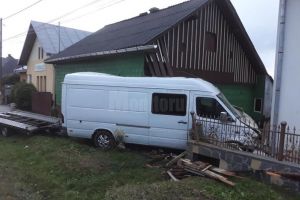 A evitat o căruţă şi a intrat cu autoutilitara într-o casă de lângă drum