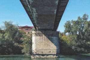 Mureşul, la una dintre cele mai scăzute cote din istorie. Ce au DESCOPERIT trecătorii pe fundul apei