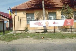 Tunul cu grădiniţa: Închisă din lipsă de copii, de grădiniţa din Sâmbăta a rămas doar... bannerul PSD