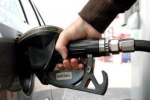 Carburanţii s-au scumpit din nou: Un plin costă acum mai mult cu 23 de lei, în medie, faţă de începutul anului